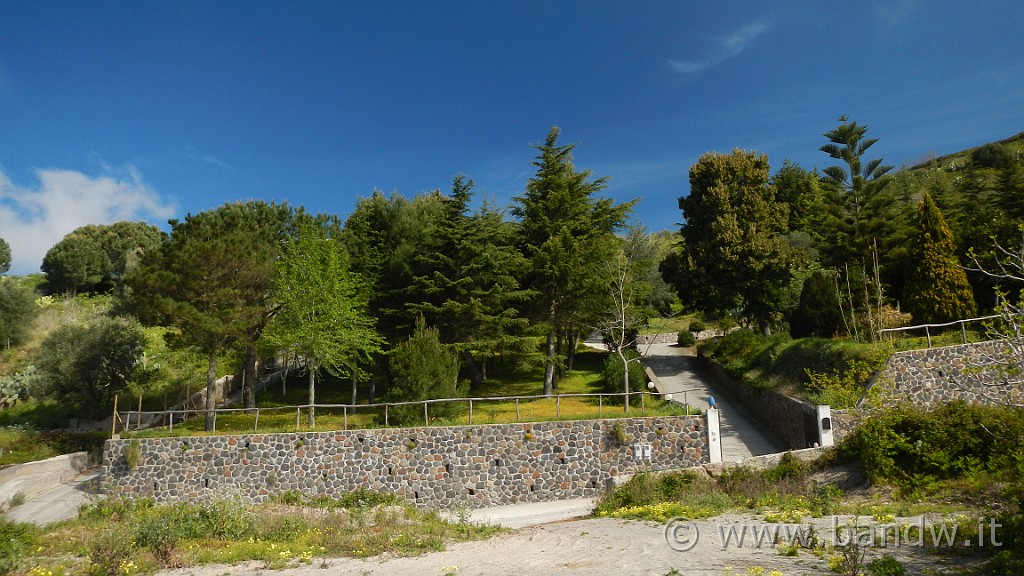 DSCN8735.JPG - La ripida salita verso Monte Sant'Angelo